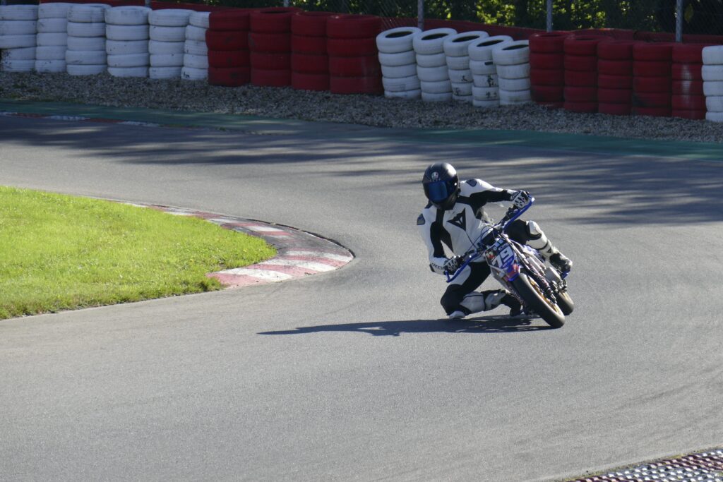 Pitbiker in Kurvenlage